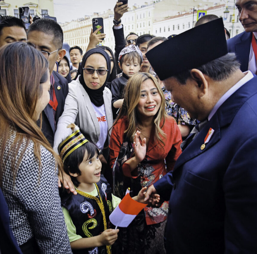 Kedatangan Presiden Republik Indonesia Prabowo Subianto di hotel tempatnya bermalam di St. Petersburg, Federasi Rusia, pada Rabu, 18 Juni 2025. Foto: BPMI Setpres