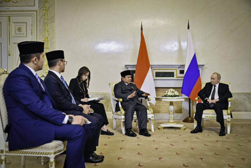 Presiden Prabowo Subianto melakukan pertemuan dengan Presiden Federasi Rusia Vladimir Putin di Istana Konstantinovsky, St. Petersburg, Kamis (19/6/2025). Foto: BPMI Setpres