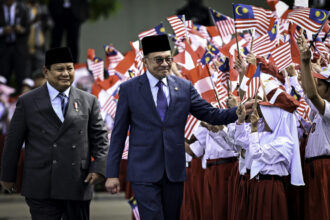 Presiden Prabowo Subianto menyambut kedatangan Perdana Menteri (PM) Malaysia Anwar Ibrahim di Istana Merdeka, Jakarta, Jumat (27/6/2025). Foto: BPMI Setpres