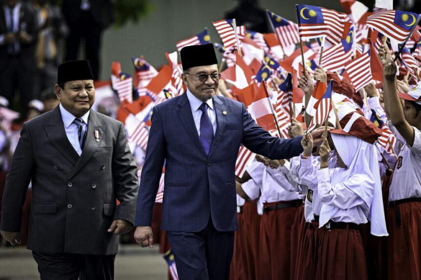 Presiden Prabowo Subianto menyambut kedatangan Perdana Menteri (PM) Malaysia Anwar Ibrahim di Istana Merdeka, Jakarta, Jumat (27/6/2025). Foto: BPMI Setpres