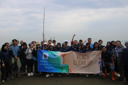 Novotel Jakarta, Tangerang, dan Bogor gandeng Marine Buddies dan WWF melakukan aksi bersih-bersih di Pantai Marunda dalam memperingati Hari Laut Sedunia. (dok. Novotel Jakarta Mangga Dua Square)