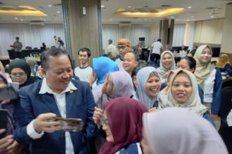 Wakil Wali Kota Jakarta Timur, Kusmanto bersama para peserta dalam kegiatan Bimbingan Teknis (Bimtek) Pengembangan UMKM Pariwisata dan Ekonomi Kreatif 2025 di hotel di kawasan Jatinegara, Selasa (17/6/2025). Foto: Ist