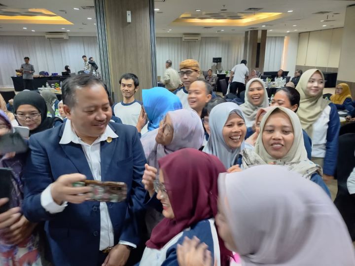 Wakil Wali Kota Jakarta Timur, Kusmanto bersama para peserta dalam kegiatan Bimbingan Teknis (Bimtek) Pengembangan UMKM Pariwisata dan Ekonomi Kreatif 2025 di hotel di kawasan Jatinegara, Selasa (17/6/2025). Foto: Ist