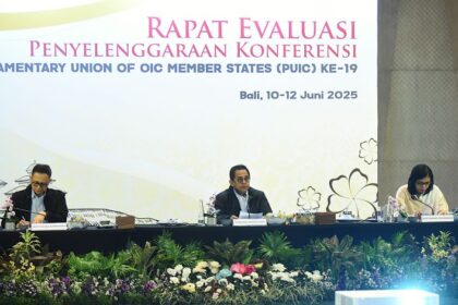 Sekjen DPR Indra Iskandar saat memimpin rapat evaluasi penyelenggaraan PUIC di Bali, Selasa (10/6/2025). Foto: Jaka/Andri- Setjen DPR