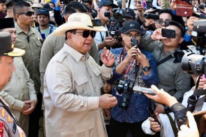 Presiden Prabowo Subianto secara resmi melepas keberangkatan ekspor perdana jagung sebanyak 1.200 ton dari Kabupaten Bengkayang, Kalimantan Barat, ke Kuching, Malaysia, pada Kamis, 5 Juni 2025. Foto: BPMI Setpres/Cahyo