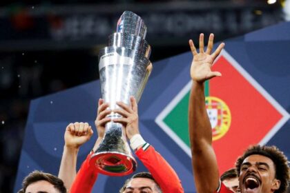 Momen Ronaldo mengangkat tropi UEFA Nations League. Foto: X.com Ronaldo