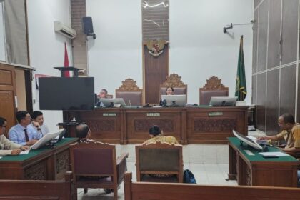 Suasana sidang praperadilan digelar di Pengadilan Negeri Jakarta Selatan, Jumat (20/6/2025) sore, dalam agenda mendengarkan keterangan dua saksi ahli, yakni Ahli Administrasi Negara, Dani Sintara dari Universitas Islam Sumatera Utara dan Ahli Pidana, Azmi Syahputra dari Trisakti. Foto: Ist