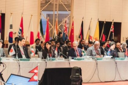Menteri Komunikasi dan Digital Meutya Hafid saat berbicara dalam APT Ministerial Meeting Panel A – Sustainable Digital Infrastructure and Accessibility di Tokyo, Jepang (30/5/2025) menyampaikan pendekatan Indonesia yang menggabungkan infrastruktur digital inklusif dengan regulasi perlindungan anak yang ketat. Foto: Dok Kemkomdigi
