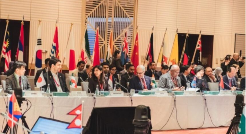 Menteri Komunikasi dan Digital Meutya Hafid saat berbicara dalam APT Ministerial Meeting Panel A – Sustainable Digital Infrastructure and Accessibility di Tokyo, Jepang (30/5/2025) menyampaikan pendekatan Indonesia yang menggabungkan infrastruktur digital inklusif dengan regulasi perlindungan anak yang ketat. Foto: Dok Kemkomdigi