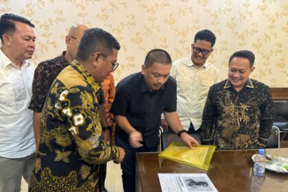 Gubernur Banten Andra Soni saat menandatangani MoU bersama FPRMI. Foto: Dok Ipol.id