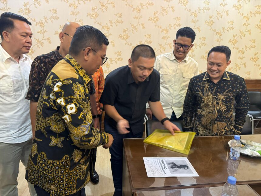 Gubernur Banten Andra Soni saat menandatangani MoU bersama FPRMI. Foto: Dok Ipol.id