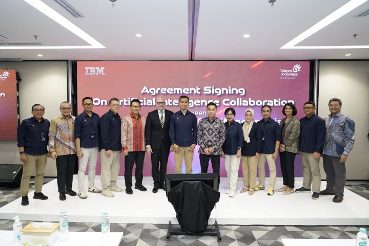 Direktur Group Business Development Telkom periode 2022-2025 Honesti Basyir, Direktur Enterprise & Business Service Telkom periode 2022-2025 FM Venusiana R, beserta jajaran, dan Presiden Direktur IBM Indonesia Roy Kosasih beserta jajaran pada acara Penandatanganan Perjanjian Kerja Sama antara Telkom dan IBM dalam rangka penyediaan solusi Sovereign AI (atau Artificial Intelligence yang berdaulat) di gedung Telkom Landmark Tower, Jakarta, pada Rabu (21/5/2025). Foto: Telkom Indonesia