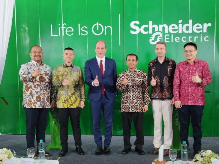Kementerian Perindustrian memberikan apresiasi tinggi kepada PT Schneider Electric Indonesia atas keberhasilan pembangunan pabrik ketiga di Cikarang. Foto: Kemenperin