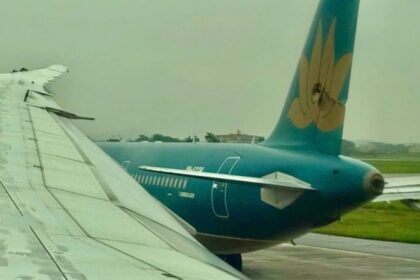 Kedua pesawat mengalami kerusakan usai tabrakan. Foto: