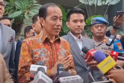 Jokowi didamingi tim kuasa hukumnya. Foto: Ist