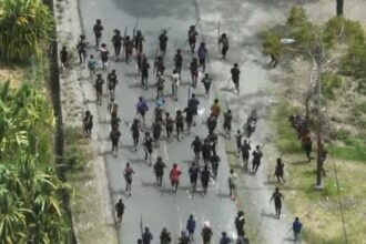 Salah satu kelompok pendukung paslon yang terlibat bentrokan di Puncak Jaya. Foto: Ist