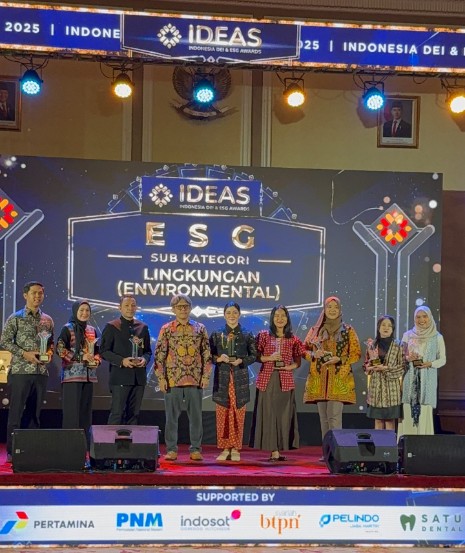 PNM berhasil meraih penghargaan Silver Winner dalam ajang The 4th Indonesia DEI & ESG Awards (IDEAS) 2025, untuk kategori Environmental dalam pilar ESG (Environmental, Social, Governance). Foto: Dok PNM