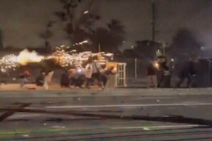 Para pengunjuk rasa bentrok dengan aparat di Los Angeles. Foto: Tangkapan layar video X
