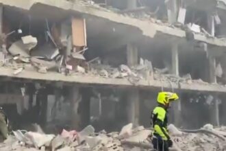 Salah satu gedung di Tel Aviv rusak akibat serangan rudal Iran. Foto: Tangkapan video X