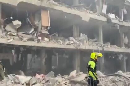 Salah satu gedung di Tel Aviv rusak akibat serangan rudal Iran. Foto: Tangkapan video X