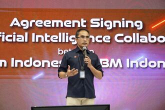 Direktur Group Business Development Telkom periode 2022-2025 Honesti Basyir saat memberikan sambutan pada acara Penandatanganan Perjanjian Kerja Sama antara Telkom dan IBM dalam rangka penyediaan solusi Sovereign AI (atau Artificial Intelligence yang berdaulat) di gedung Telkom Landmark Tower, Ja karta, pada Rabu (21/5/2025). Foto: Telkom Indonesia