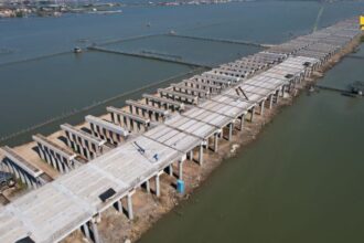 Tampak udara pembangunan jalan tol di salah satu sisi Semarang-Demak Seksi Kaligawe-Sayung. (Dok Kementerian PU)