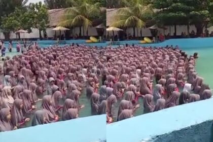 Ukhti-ukhti salawatan di kolam renang. Foto: Tangkapan layar Instagram @undercover.id