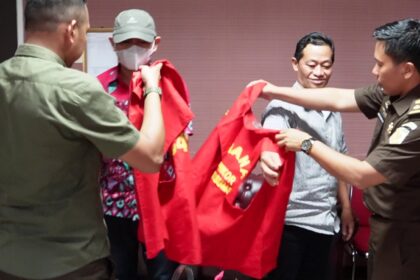 Penahanan kedua tersangka obstruction of justice, MO dan MH oleh penyidik pidana khusus Kejaksaan Tinggi Sumatera Selatan (Kejati Sumsel), Senin (2/6/2025). Foto: Seksi Penkum Kejati Sumsel