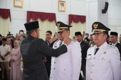 Bupati dan Wakil Bupati Kukar saat dilantik oleh Gubernur Kaltim. Foto: Dok Humas