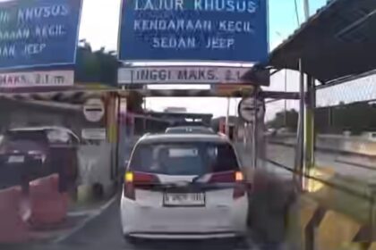 Toyota Calya menerobos gerbang tol otomatis demi menghindari pembayaran Foto: Tangkapan layar Instagram @otohubdotco