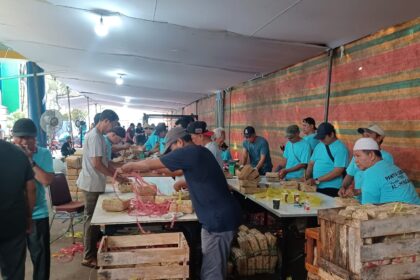 Para pedagang dan pengelola Pasar Induk Kramat Jati mengemas daging kurban menggunakan bongsang dari anyaman bambu ramah lingkungan, Sabtu (7/6/2025). Foto: Joesvicar Iqbal/ipol.id
