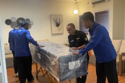 Sejumlah petugas saat mengurus pemulangan jenazah WNI berinisial MF dari Kamboja. (Foto: Dok Kemlu RI)