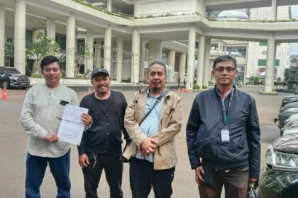 Tim kuasa hukum ahli waris Hj Juhaeriyah, dari Wilson-Harahap & Rekan saat melayangkan laporan pengaduan di Kejaksaan Agung. Foto: Yudha Krastawan/ipol.id