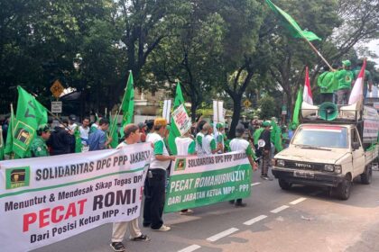 Kader PPP menggelar aksi minta Rommy dipecat dari partai