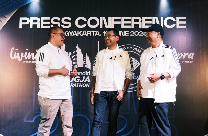 SEVP Corporate Relations Bank Mandiri M. Wisnu Trihanggodo beserta jajaran dalam Konferensi Pers Mandiri Jogja Marathon 2025 di Yogyakarta, Kamis (19/6/2025). Foto: Dok Bank Mandiri