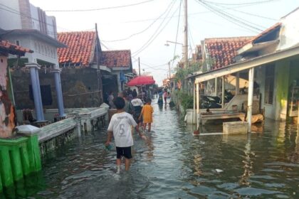 Kondisi banjir rob di Kabupaten Indramayu, Provinsi Jawa Barat, mengakibatkan 8 ribu jiwa terdampak, Minggu (22/6/2025). Foto: Ist