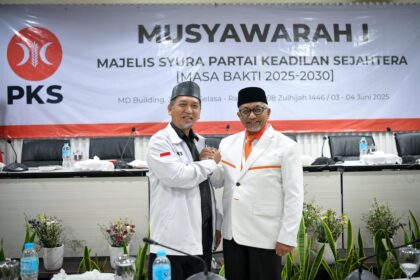 Presiden PKS, Almuzzamil Yusuf (kiri). Foto: Instagram DPP PKS
