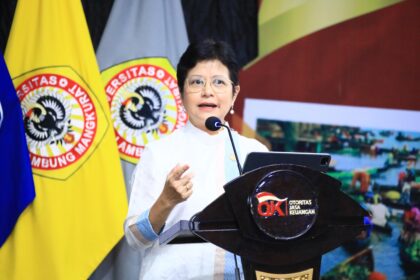 Ketua Dewan Audit OJK Sophia Wattimena dalam pelaksanaan Student Integrity Campaign di Universitas Lambung Mangkurat, Banjarmasin. Foto: Ist