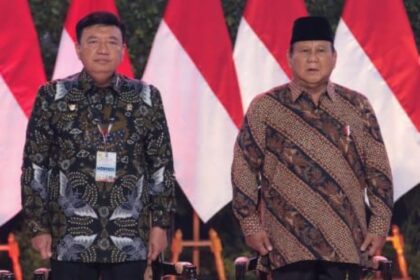 Presiden RI Prabowo Subianto (kanan) berswafoto dengan Menko Polkam Budi Gunawan. Foto: Dok Kemenko Polka.