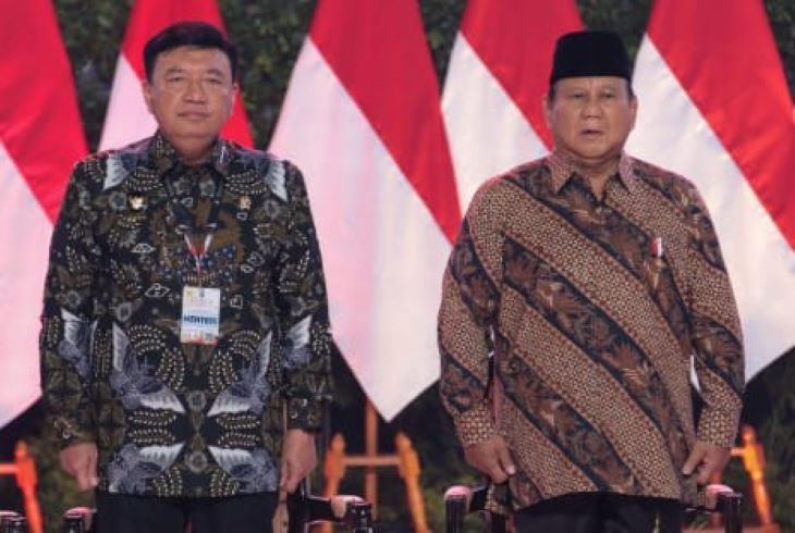 Presiden RI Prabowo Subianto (kanan) berswafoto dengan Menko Polkam Budi Gunawan. Foto: Dok Kemenko Polka.