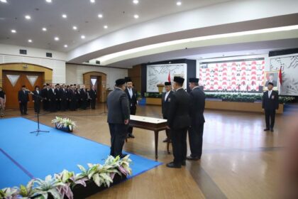 Kepala Badan Pengawasan Keuangan dan Pembangunan (BPKP) Muhammad Yusuf Ateh saat melantik dan mengambil sumpah Jabatan Pimpinan Tinggi (JPT) Madya di Auditorium Gandhi, Kantor Pusat BPKP, Jakarta, Senin (2/6/2025). Foto: Ist