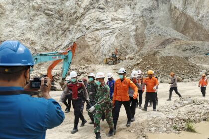 Proses pencarian terhadap para korban longsor tambang galian C Gunung Kuda, Kabupaten Cirebon, Jawa Barat, Ahad (1/6/2025) siang. Foto Basarnas