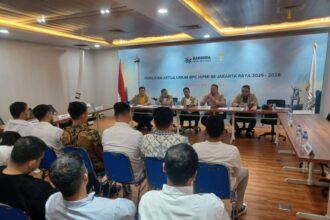 Ketua Umum (Ketum) BPD HIPMI Jaya, Ryan Haroen, Ketua Steering Committee (SC) Pemilihan Ketua Umum BPC se-Jakarta Raya, Mahesa Husain, Ketua Organizing Committee (OC), Roby Sugama bersama enam calon Ketua Umum (Caketum) Badan Pengurus Cabang (BPC) se-Jakarta Raya masa bakti 2025-2028 serta anggota HIPMI lainnya di kawasan Blok M, Kebayoran Baru, Jakarta Selatan, Jumat (20/6/2025). Foto: Joesvicar Iqbal/ipol.id