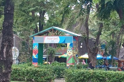 Ancol Taman Impian merayakan Hari Ulang Tahun ke-498 Kota Jakarta menghadirkan rangkaian acara menghibur. Sekitar 41 seniman komunitas Pasar Seni Ancol merefleksikan Jakarta dengan berbagai karya; lukisan, patung, seni kerajinan, batik dan lainnya. Merefleksikan keberagaman, inovasi, serta semangat kolaborasi, Minggu (22/6/2025). Foto: Joesvicar Iqbal/dok/ipol.id