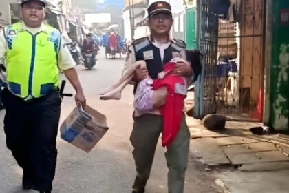 Satpol PP menemukan MK dalam kondisi mengenaskan di Pasar Kebayoran Lama, Jakarta Selatan, Rabu (11/6/2025) pagi. Foto: Instagram @lbj_jakarta