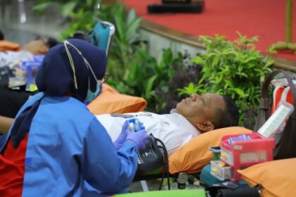 Wali Kota Jakarta Timur, Munjirin, saat melakukan donor darah dalam kegiatan bertajuk Donor Darah Untuk Semua bersama Aparatur Sipil Negara (ASN) lingkungan Pemerintah Kota Administrasi Jakarta Timur di Ruang Serbaguna Blok C, Kantor Walikota Jakarta Timur, Rabu (18/6/2025). Foto: Ist