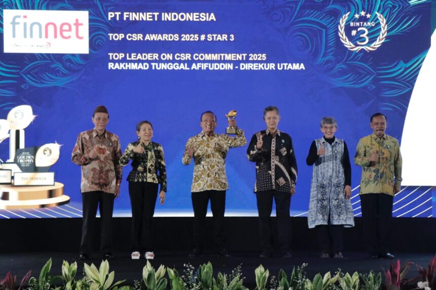 Direktur Utama Finnet Rakhmad Tunggal Afifuddin saat menerima penghargaan dalam ajang TOP CSR Awards 2025 di Ballroom Raffles Hotel Jakarta, pada Rabu (11/6/2025). Foto: Telkom Indonesia