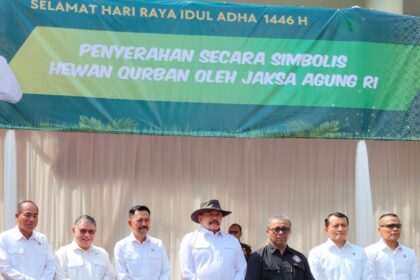 Jaksa Agung ST Burhanuddin (keempat dari kanan) bersama Ketua Forum Wartawan Kejaksaan Agung (Forward), Baren Antoni Siagian (ketiga dari kanan) beserta para Jaksa Agung Muda (JAM), Kabadiklat dan jajaran pejabat eselon I di halaman Kejaksaan Ayng RI, Jakarta. Foto: Yudha Krastawan/ipol.id