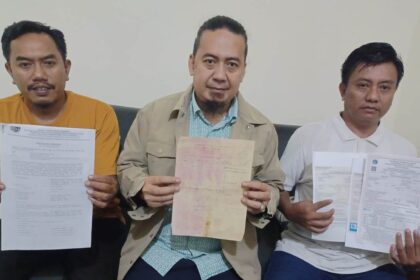 Edy Wilson Iskandar Harahap selaku kuasa hukum Madrais Cs bersama tim menunjukkan Girik C Nomor 454 Persil 10 SI seluas 8330 meter persegi atas nama Djimun Bin Nikun dan dokumen lainnya di kantornya di kawasan Cakung, Jakarta Timur, Rabu (4/6/2025). Foto: Joesvicar Iqbal/ipol.id