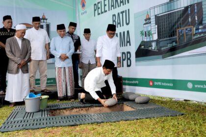 Kepala BNPB, Suharyanto melakukan peletakan batu pertama bentuk dimulainya pembangunan Masjid BNPB di halaman gedung Graha BNPB Jakarta, pada Jumat (6/6/2025). Foto: Ist